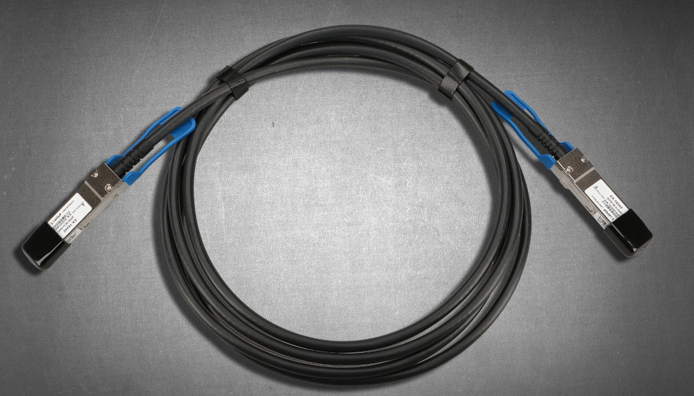 Kabel EXTRALINK SFP28 - zwinięty kabel na szarym tle