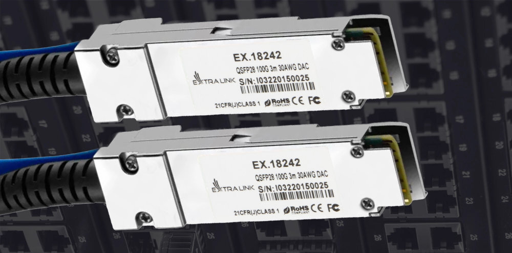 Kabel EXTRALINK SFP28 światłowodu wielomodowego 100 metrów kabli miedzianych kilkudziesięciu metrów Extralink - wtyczki kabla na tle gniazd