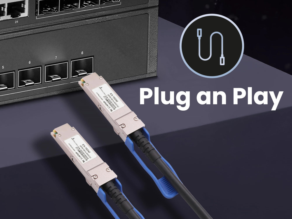 Kabel EXTRALINK SFP28 Extralink urządzeń sieciowych wyposażonych w porty SFP28 przełączniki, serwery, routery czy karty sieciowe profesjonalistów zajmujących się projektowaniem i rozbudową sieci - wtyczki kabla na tle urzadzeniami z portami