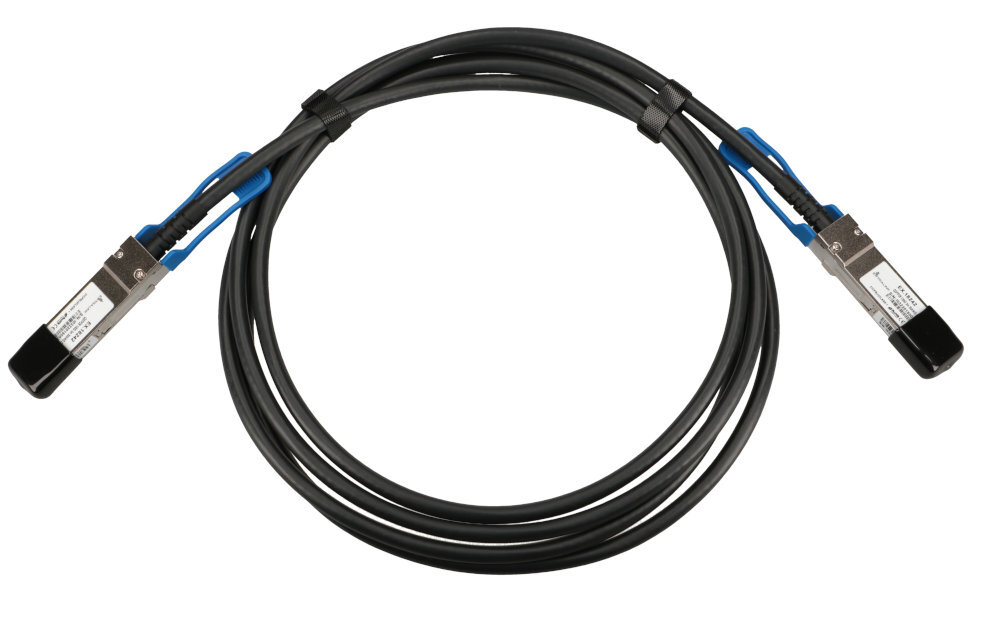 Kabel EXTRALINK SFP28 Extralink długotrwałym użytkowaniu profesjonalnych instalacjach sieciowych wysoką trwałością sieciach o wysokich wymaganiach Extralink AOC SFP28/SFP28 - zwinięty kabel na białym tle