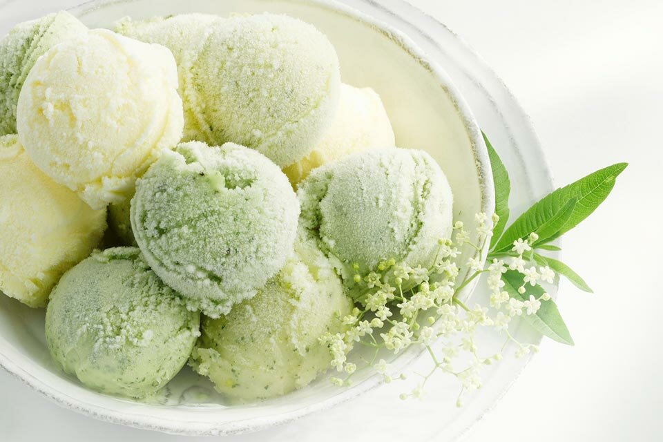 przyspiesza mrożenie i robienie kostek lodu