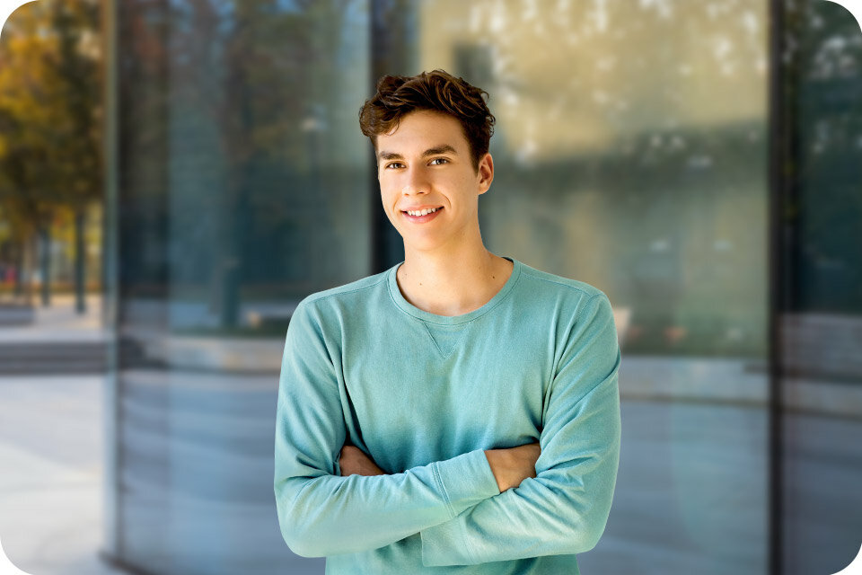 Młody mężczyzna, zdjęcie z głębią w tle