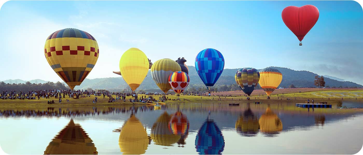 Zdjęcie kolorowych balonów latających, pokazuje funkcje ultra szerokokątną aparatu