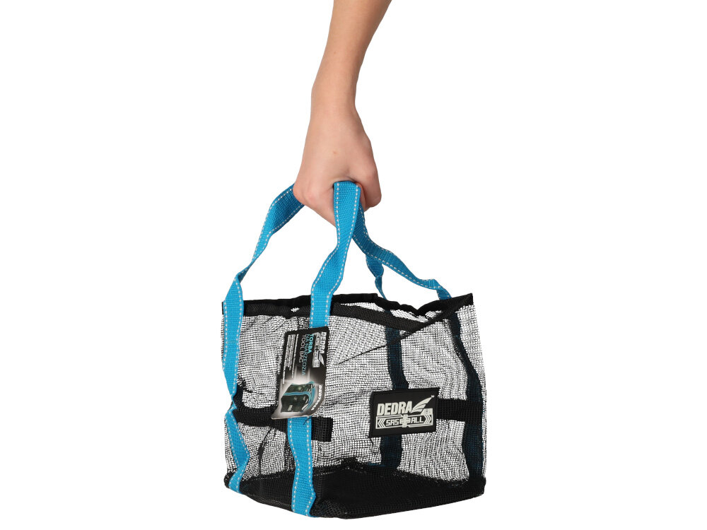 Torba narzędziowa DEDRA SAS+ALL DED7002A białe tło osoba trzyma torbę za uchwyty wygodny transport organizacja pracy mobilność przechowywanie