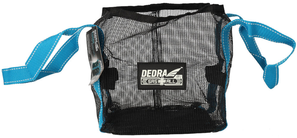 Torba narzędziowa DEDRA SAS+ALL DED7002A torba na białym tle widoczna od przodu białe tło osoba trzyma torbę za uchwyty i ładowarki systemu SAS+ALL bezpieczne przewożenie sprzętu przejrzysty układ wnętrza