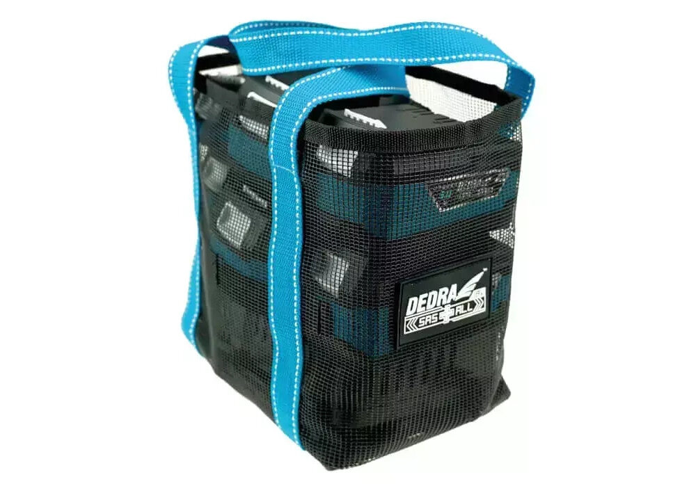 Torba narzędziowa DEDRA SAS+ALL DED7002A torba na białym tle widoczna pod skosem wewnątrz torby akumulatory i ładowarka wymiary 20 x 14 x 20 cm zmieści jedną ładowarkę i sześć akumulatorów DED7034 lub DED7035 usprawnia pracę porządek podczas transportu