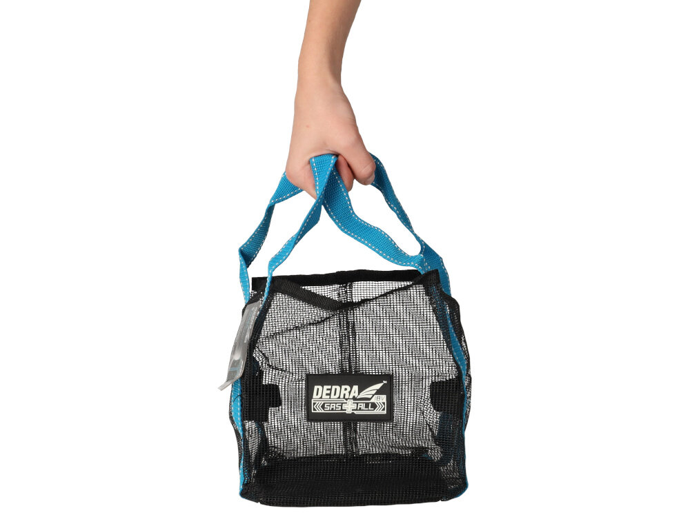 Torba narzędziowa DEDRA SAS+ALL DED7002A białe tło osoba trzyma torbę za uchwyty dwa mocne uchwyty wygodny transport w ręku ergonomiczne rozwiązanie