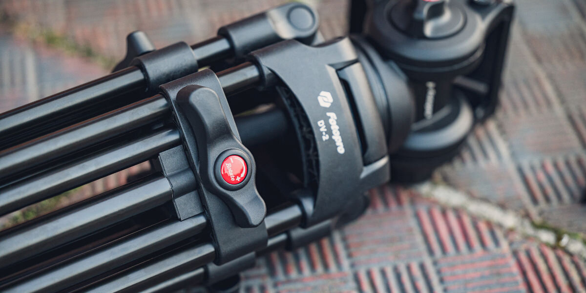 Statyw FOTOPRO DV-2, wytrzymały, funkcjonalny, stabilność, pochył, zbliżenie na podstawę trójnogu statywu