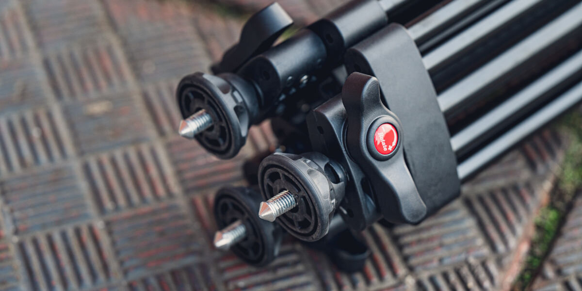 Statyw FOTOPRO DV-2, powierzchnie, różne, kolce, gumowe, antypoślizgowe, zbliżenie na kolce statywu