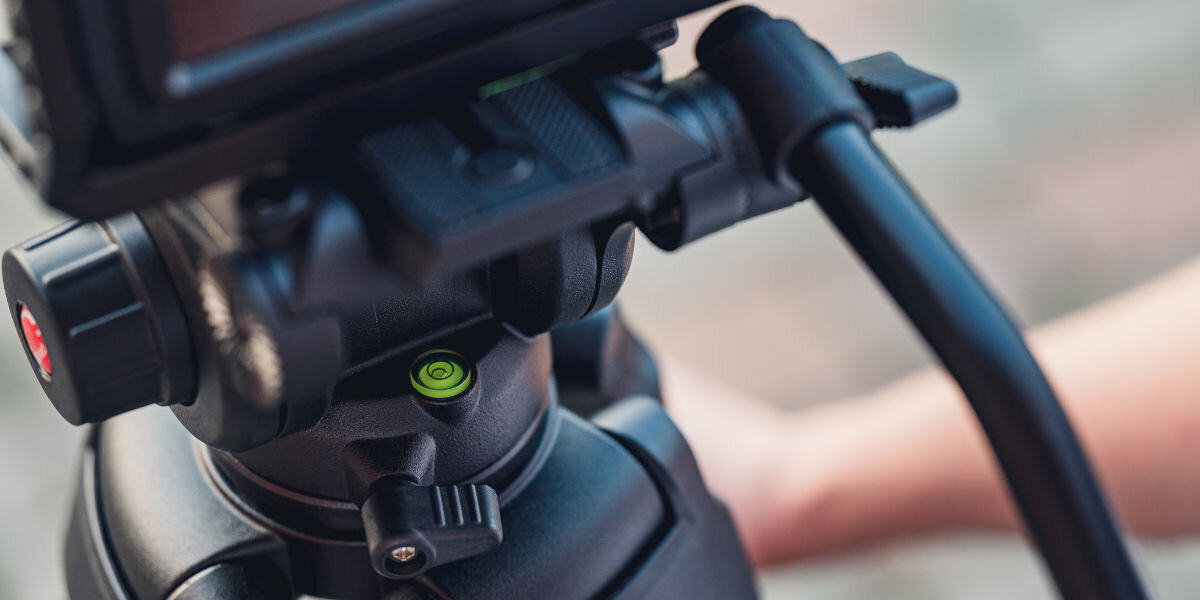 Statyw FOTOPRO DV-2, gwintowane, otwory, montażowe, głowica, zbliżenie na główną głowicę statywu oraz rękojeść