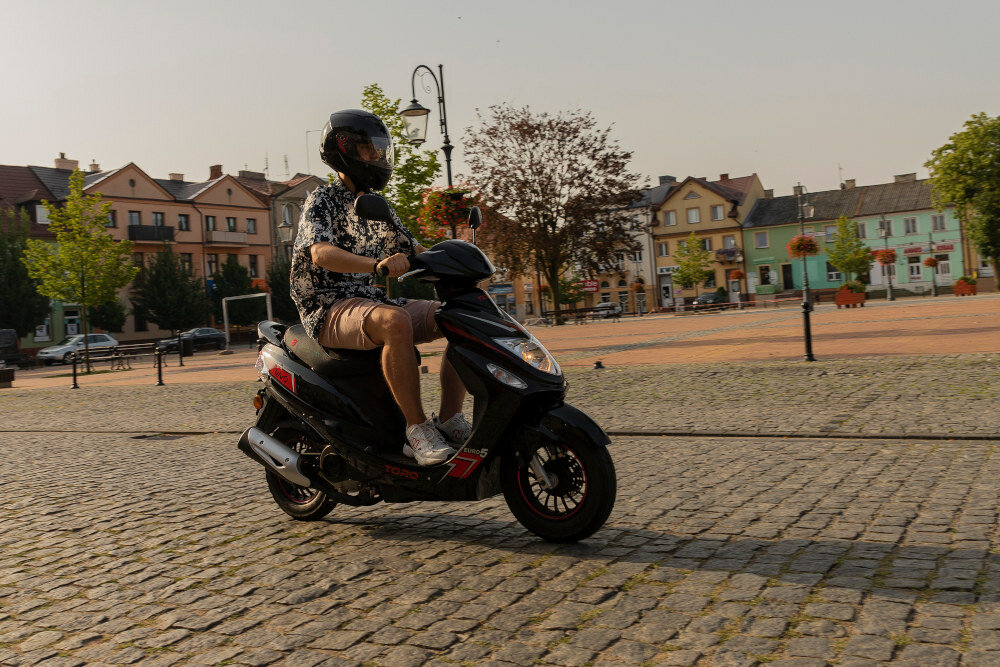Motorower ZNEN VIVO Euro 5 Czarny marki TORQ w czarnym kolorze z czerwonymi akcentami doskonały styl i niezawodność do dla kobiet i mężczyzn jazdy do pracy po zakupy przejażdżka poza miasto
