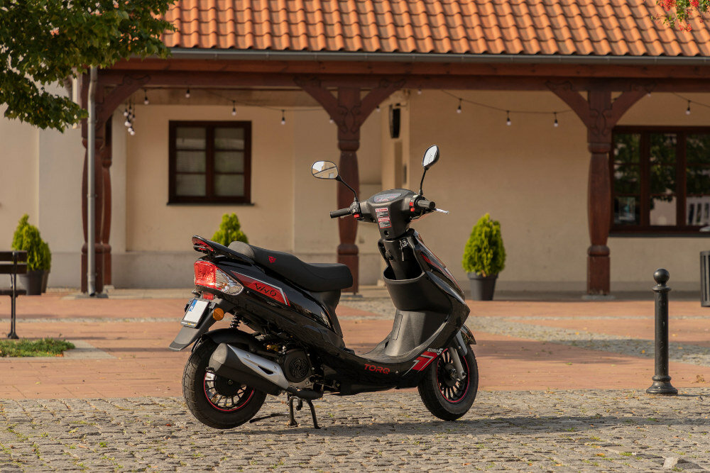 Motorower ZNEN VIVO Euro 5 Czarny futurystyczny design centralnie osadzona lampa przednia