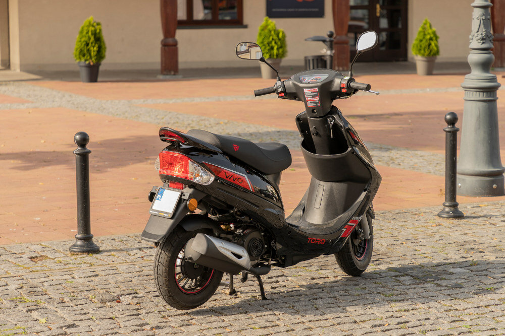 Motorower ZNEN VIVO Euro 5 Czarny hamulec hydrauliczny przedni tarczowy przekładnia bezstopniowa