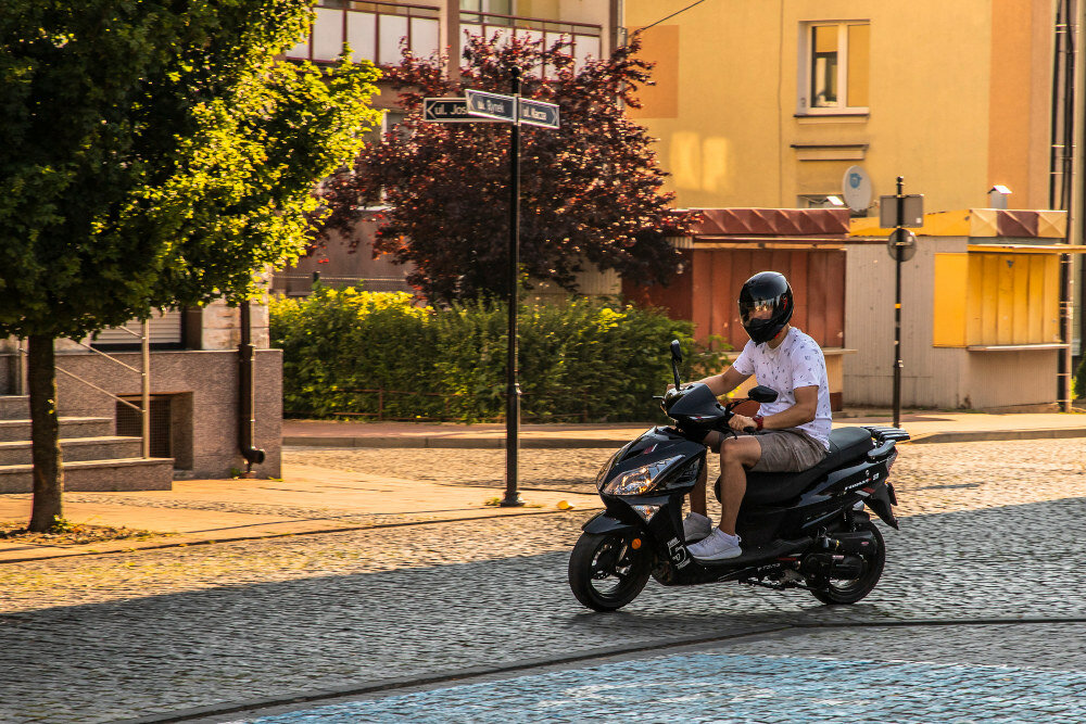 Motorower ZNEN Formax Euro 5 Czarny marki TORQ w czarnym kolorze doskonały styl i niezawodność do jazdy do pracy