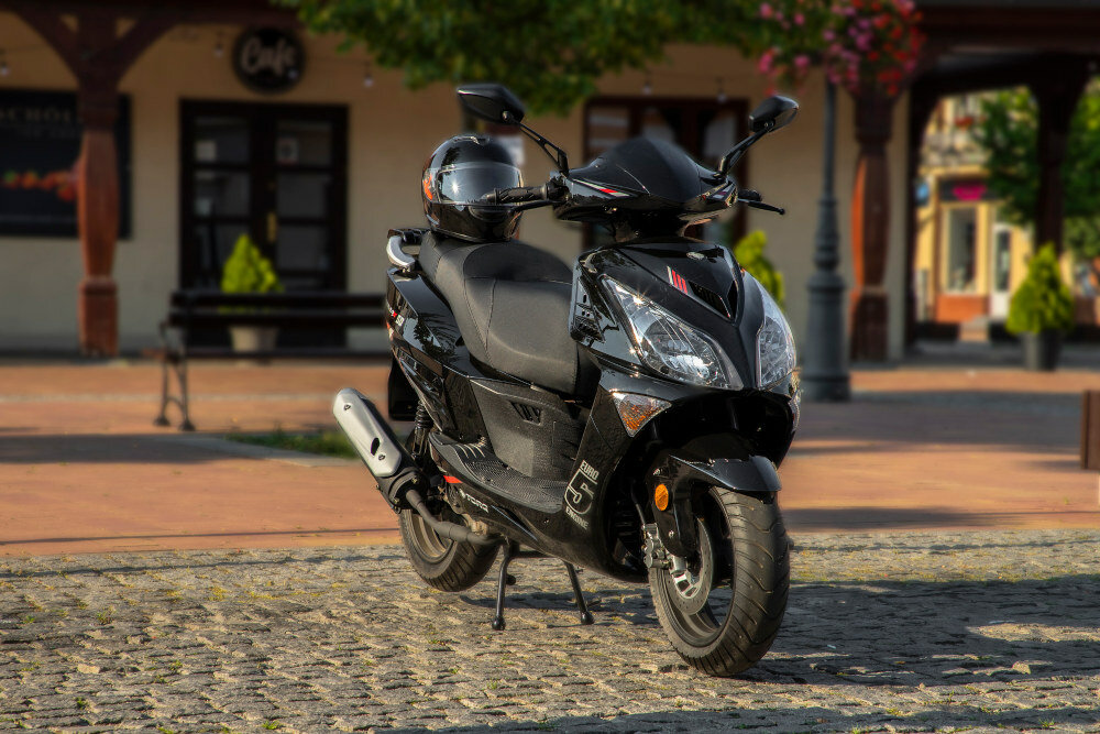 Motorower ZNEN Formax Euro 5 Czarny bezobsługowy akumulator żelowy DYNAVOLT spełnia rygorystyczne normy emitowania spalin Euro 5 w całej Europie od stycznia 2021 bezobsługowy system wtrysku jednopunktowego