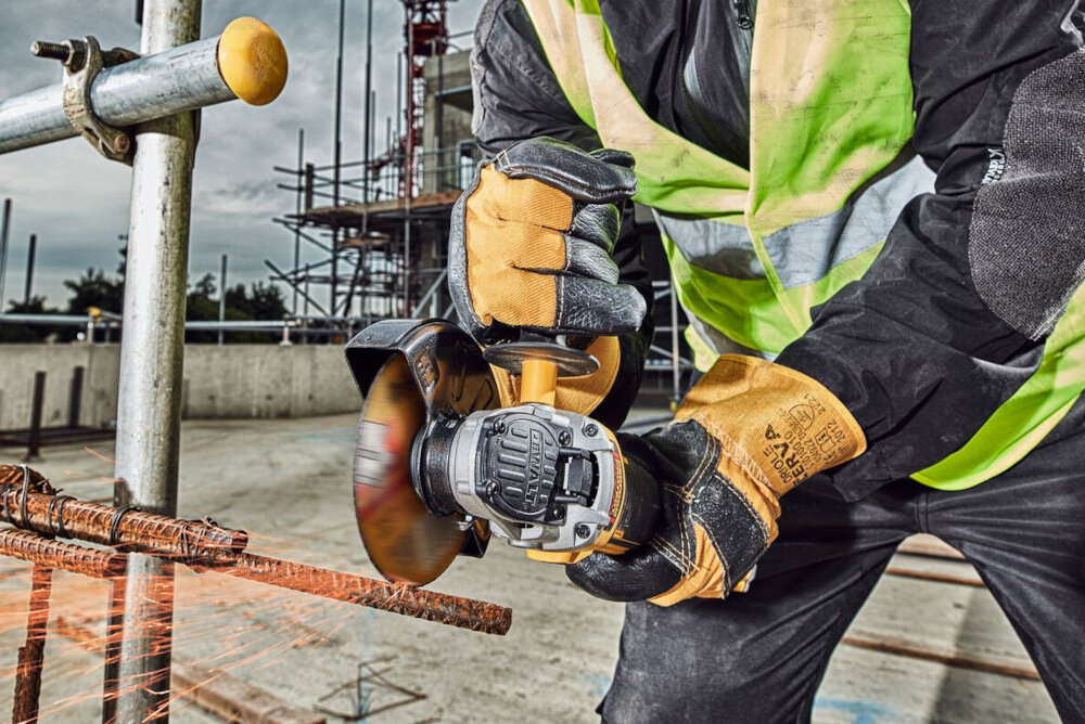 Szlifierka kątowa DEWALT DCG409T1 obudowa zamknięta w mocnej skorupie skuteczne odprowadzenie ciepła z urządzenia