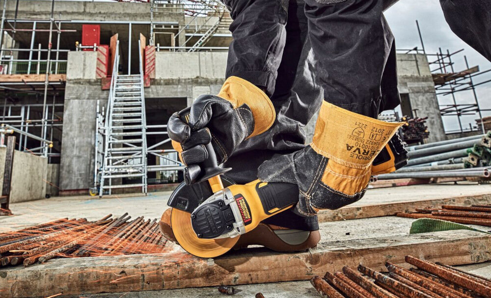 Szlifierka kątowa DEWALT DCG409T1 ergonomiczna rączka tworzywo sztuczne stabilny chwyt waga 1,75