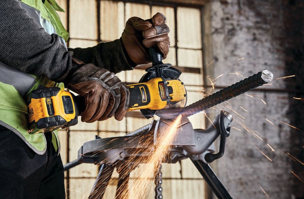 Szlifierka kątowa DEWALT DCG409T1 tarcza średnica 125 mm beznarzędziowe przestawianie osłony tarczy tarcza do betonu