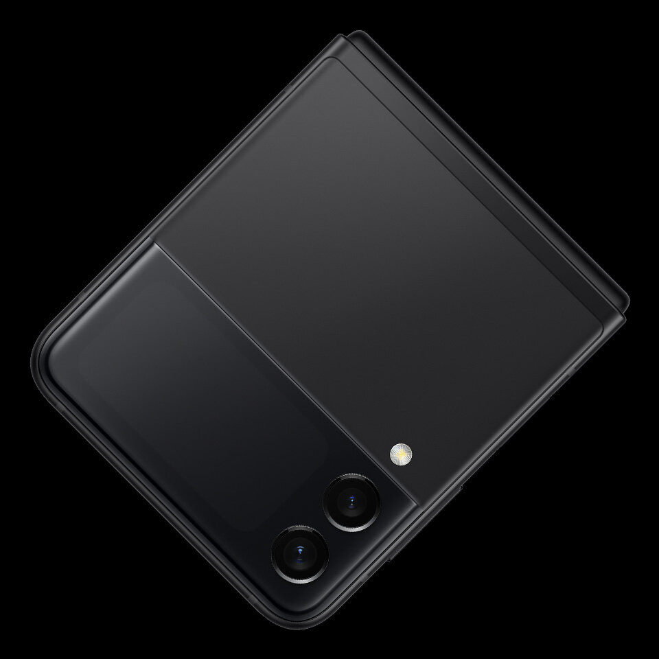 Piękny i kompaktowy składany Galaxy Z Flip3 5G występuje w sklepie Media Expert w mglistej czerni.