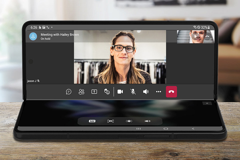 Nowy smartfon Samsung Z Fold3 5G sprawdzi się jako telefon do pracy. Ustaw go w Trybie Flex i bierz udział w wideokonferencjach swobodnie i bez przeszkód. Nowy smartfon Samsung Z Fold3 5G sprawdzi się jako telefon do pracy. Ustaw go w Trybie Flex i bierz udział w wideokonferencjach swobodnie i bez przeszkód.