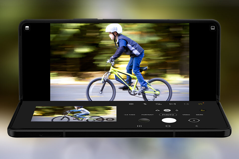 Wykorzystaj Tryb Flex, by tworzyć jeszcze ciekawsze ujęcia - poznaj nowy Samsung Z Fold 3 5G i sprawdź ofertę w sklepie Media Expert.