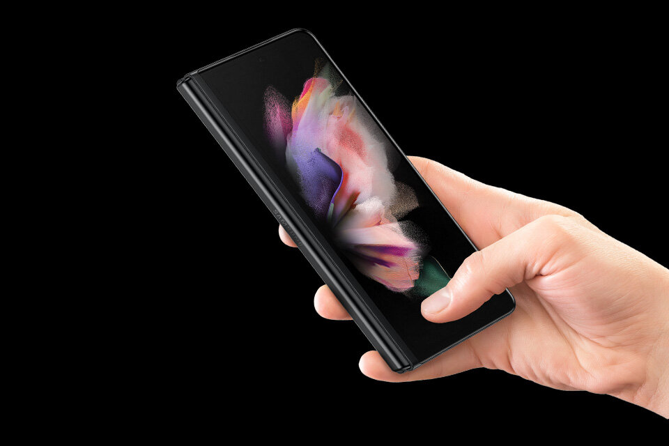 Nowy smartfon Samsung Fold - Galaxy Z Fold 3 5G - dysponuje ekranem zewnętrznym 6,2 cala, który pozwala na wygodną obsługę jedną ręką. Nowy smartfon Samsung Fold - Galaxy Z Fold 3 5G - dysponuje ekranem zewnętrznym 6,2 cala, który pozwala na wygodną obsługę jedną ręką.