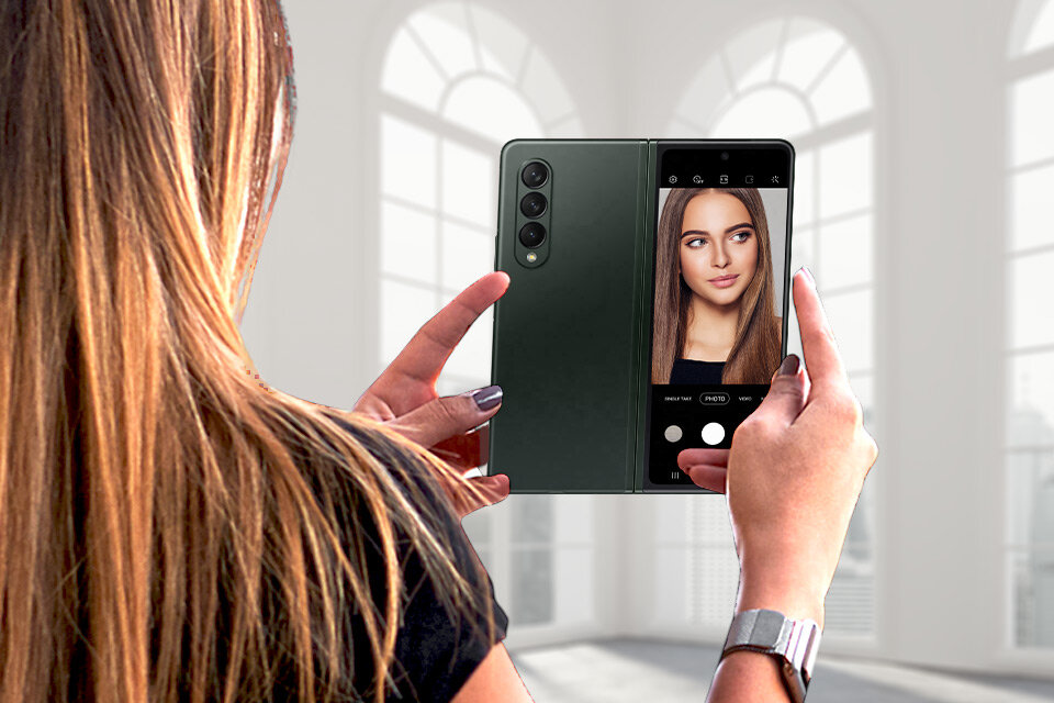 Wykorzystaj ekran zewnętrzny do robienia idealnych zdjęć selfie. Sprawdź możliwości nowego telefonu składanego Samung Galaxy Z Fold 3 5G. Wykorzystaj ekran zewnętrzny do robienia idealnych zdjęć selfie. Sprawdź możliwości nowego telefonu składanego Samung Galaxy Z Fold 3 5G.