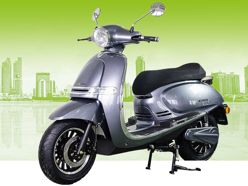 Skuter elektryczny E-MIO Toro Srebrny E-MIO Assist zestaw alarmowy bezpłatna aplikacja stałe zdalne połączenie z serwerem i aplikacją dzięki sieci komórkowej szereg przydatnych funkcji łatwy w użyciu terminal monitorujący i śledzący pozycję GPS w czasie rzeczywistym łączność GNSS GSM sieć GSM do serwera