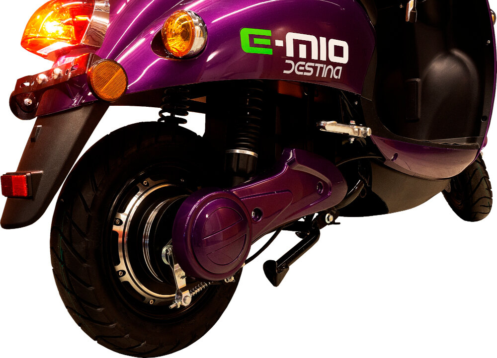 Skuter elektryczny E-MIO Destina Fioletowy tani w eksploatacji silnik elektryczny o mocy 2000 W maksymalny moment obrotowy 44,5 Nm maksymalna prędkość do 45 km/h pokonywanie wzniesień o maksymalnym kącie nachylenia do 15 stopni
