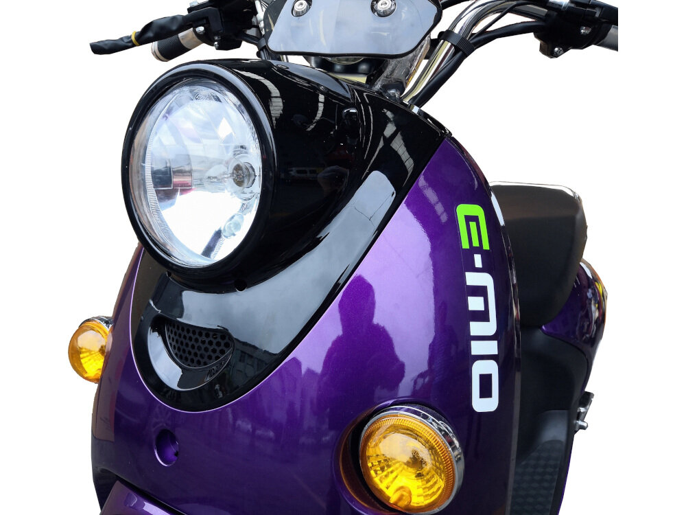 Skuter elektryczny E-MIO Destina Fioletowy niezwykły retro design centralnie osadzonym lampom przedniej i tylnej sportowa sylwetka i charakter okrągłe lusterka