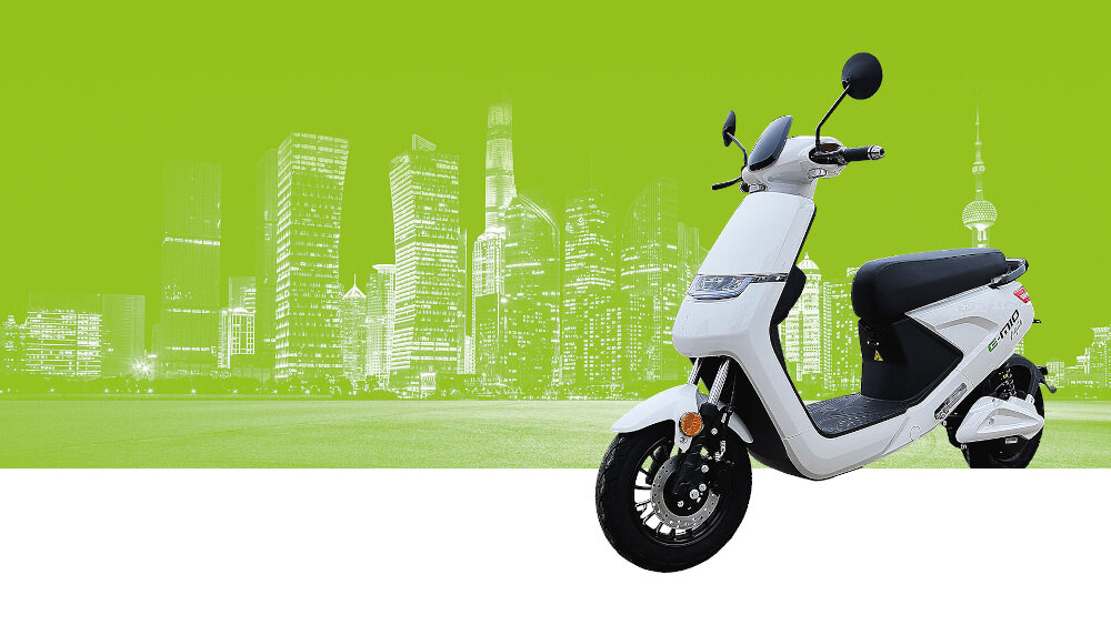 Skuter elektryczny E-MIO Agile Biały tani w eksploatacji silnik bezszczotkowy elektryczny o mocy 2000 W maksymalny moment obrotowy 35 Nm maksymalna prędkość do 45 km/h pokonywanie wzniesień o maksymalnym kącie nachylenia do 15 stopni