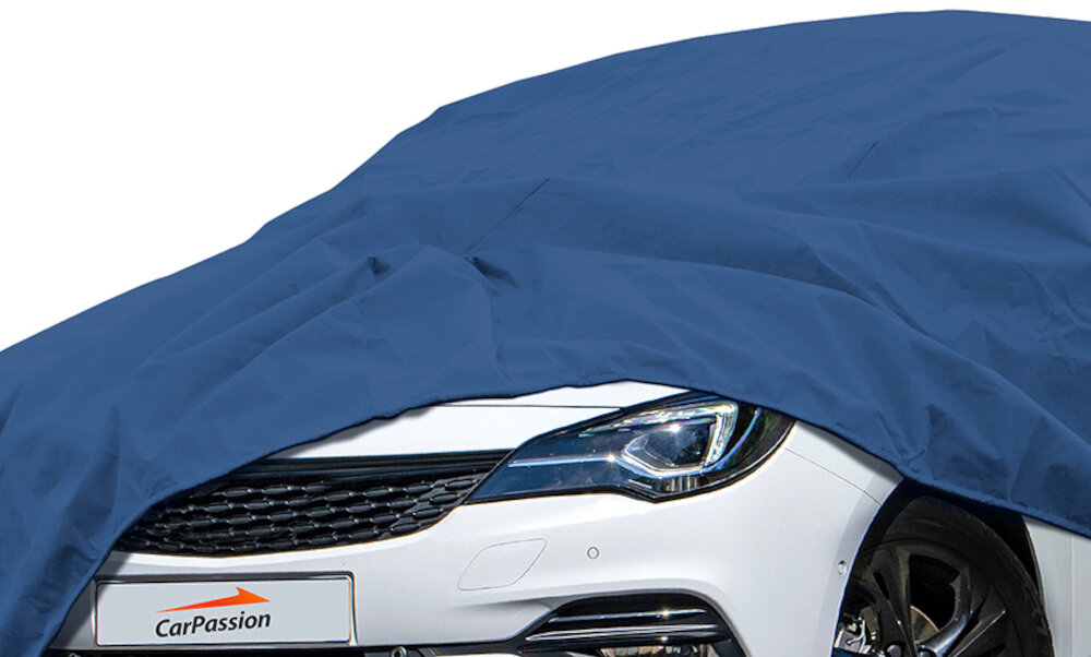 Pokrowiec na samochód CARPASSION Premium 100225 (rozmiar XXL) samochód z założonym pokrowcem na białym tle zbliżenie na szybę blokuje promieniowanie słoneczne zmniejsza nagrzewanie wnętrza auta chroni lakier przed utratą koloru pomaga utrzymać niższą temperaturę kabiny zimą zabezpiecza przed przymarzaniem szyb ochrona UV