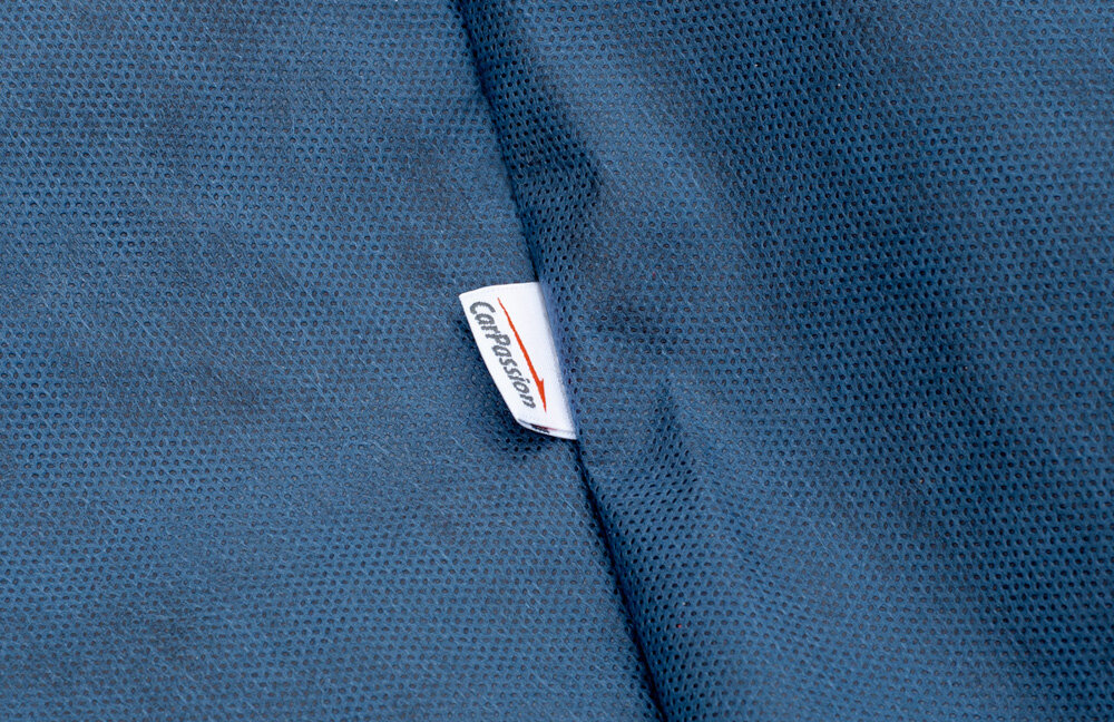 Pokrowiec na samochód CARPASSION Premium 100100 (rozmiar M) zbliżenie na materiał specjalna membrana łączy wodoodporność z paroprzepuszczalnością zabezpiecza lakier przed deszczem i śniegiem odprowadza wilgoć spod materiału