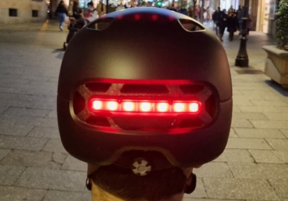 Kask LIVALL C20 Czarny (rozmiar L) droga osoba w kasku widoczna od tyłu wbudowany akumulator 455 mAh / 3,7 V pracę do 36 godzin na jednym ładowaniu pełne ładowanie trwa około 3 godzin magnetyczny port USB (5V DC, 1A) można kontrolować poziom energii i planować jazdę magnetyczny kabel złącze stykowe/USB-A