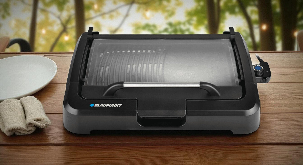 Grill elektryczny BLAUPUNKT GRT801, tacka, tłuszcz, chłodne, operowanie, grill stoi frontem na wprost na blacie drewnianym