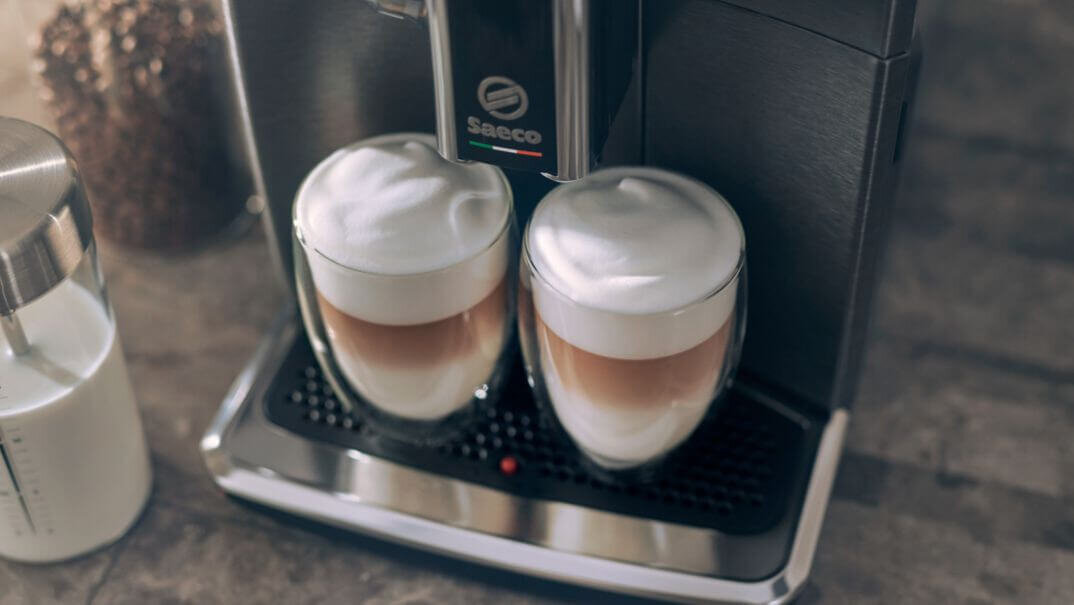 Oszczędzaj czas, przygotowując 2 kawy z mlekiem równocześnie Oszczędzaj czas, przygotowując 2 kawy z mlekiem równocześnie