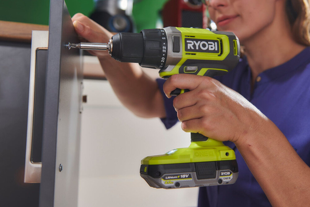 Wiertarko-wkrętarka RYOBI R18DD2-220S solidny uchwyt kompaktowa konstrukcja do użytkowania w profesjonalnych warsztatach w warunkach domowych ergonomiczna rękojeść pokryta antypoślizgową okładziną udoskonaloa konstrukcja uchwytu lepsza kontrola panowanie maksymalny komfort pracy