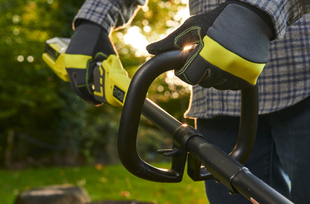 Podkaszarka akumulatorowa RYOBI RY36LT33A-120 uchwyt podwójny ergonomiczna forma dobre wyważenie