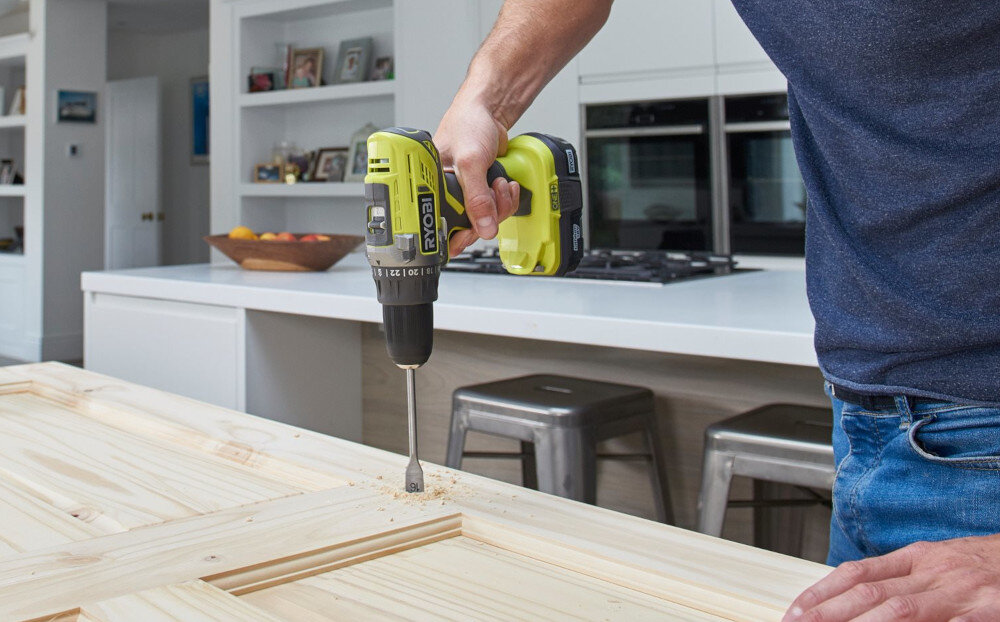 Wiertarko-wkrętarka RYOBI R12SD-220S elektroniczna regulacja prędkości i kierunku obrotów elektroniczny hamulec wbudowana lampka LED