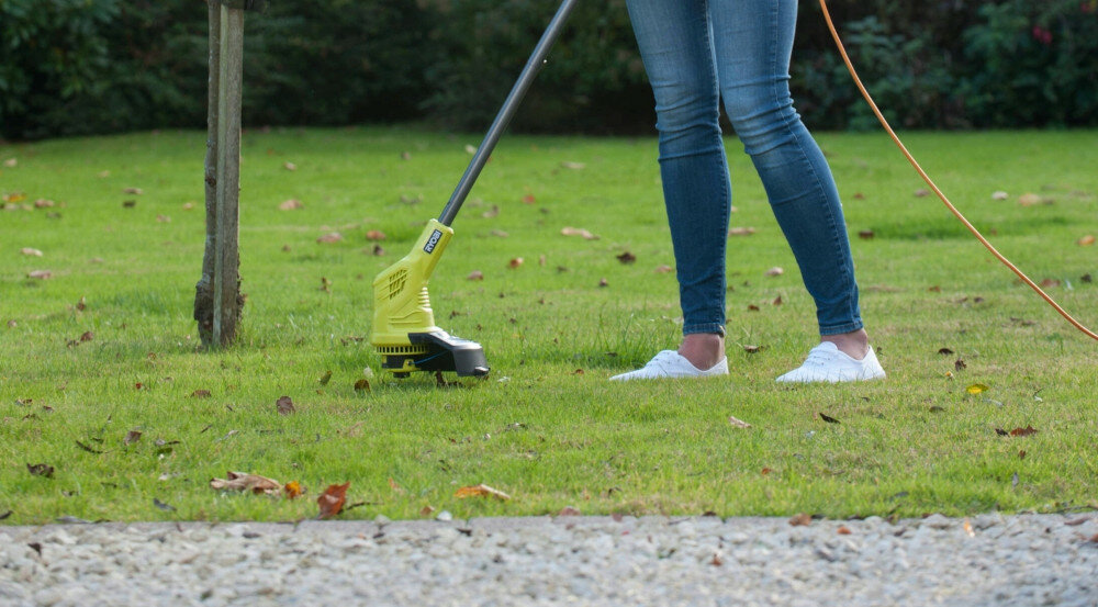 Podkaszarka elektryczna RYOBI RLT2925 głowica tnąca z półautomatycznym wysuwam żyłki tnącej średnica żyłki 1,5 mm szerokość robocza ddo 380 mm do wycinania wysokiej i gęstej trawy