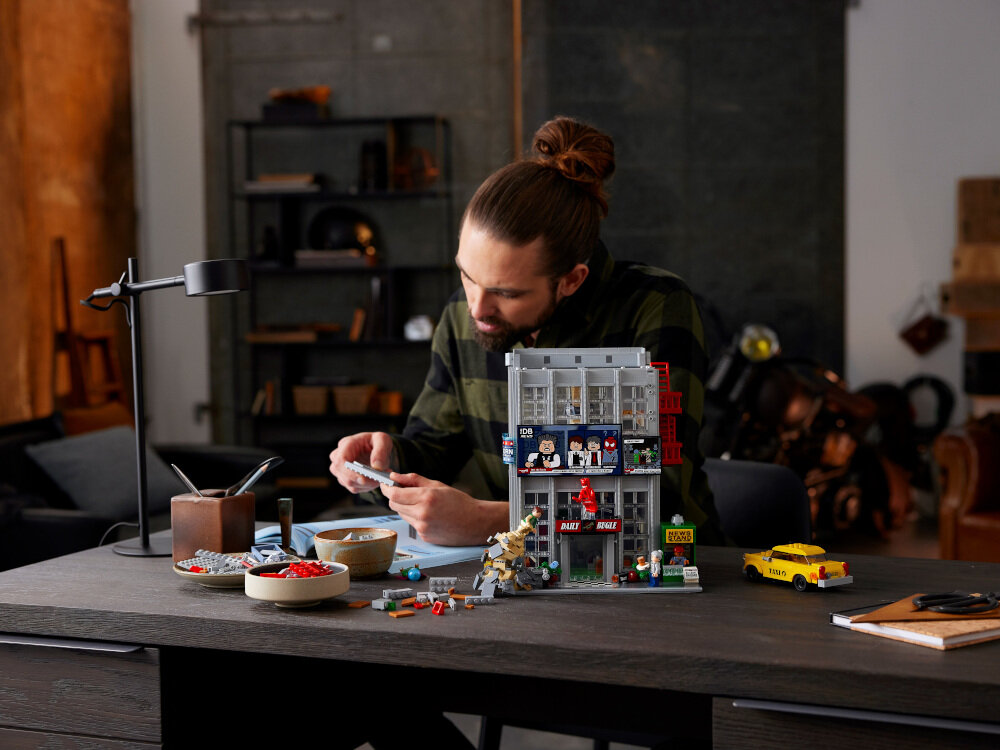 LEGO Marvel Daily Bugle 76178 25 klasycznych postaci z uniwersum Spider-Mana imponujący model kolekcjonerski do zbudowania minifigurki Spider-Mana Venoma Zielonego Goblina Doktora Octopusa Sandmana Pitera Parkera