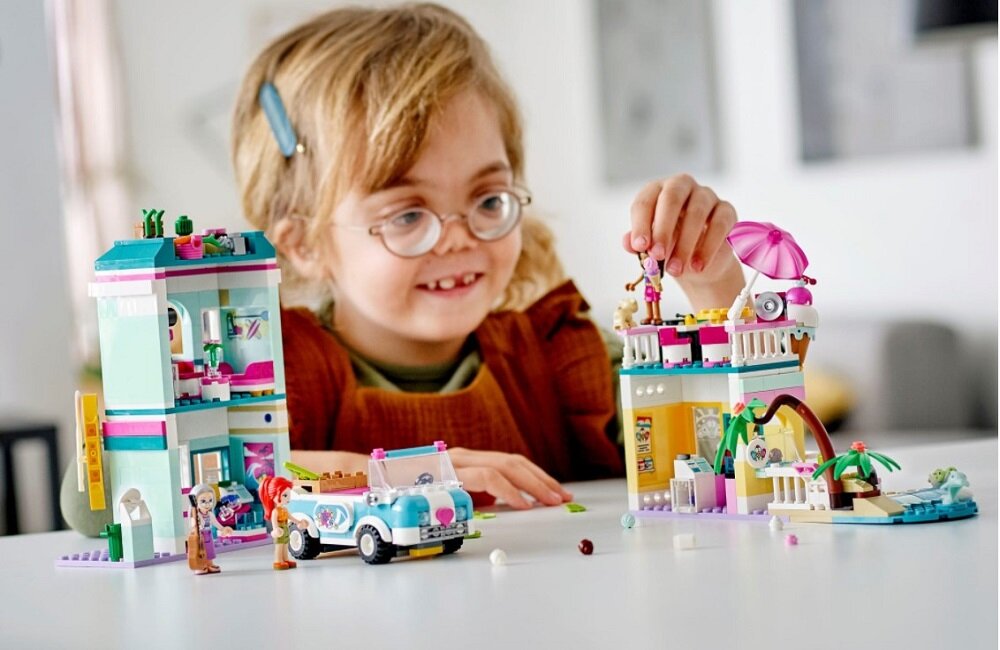 LEGO Friends Nabrzeże surferów 41693 Daj się porwać wakacyjnym wspomnieniom Idealny zestaw do zabawy z przyjaciółmi