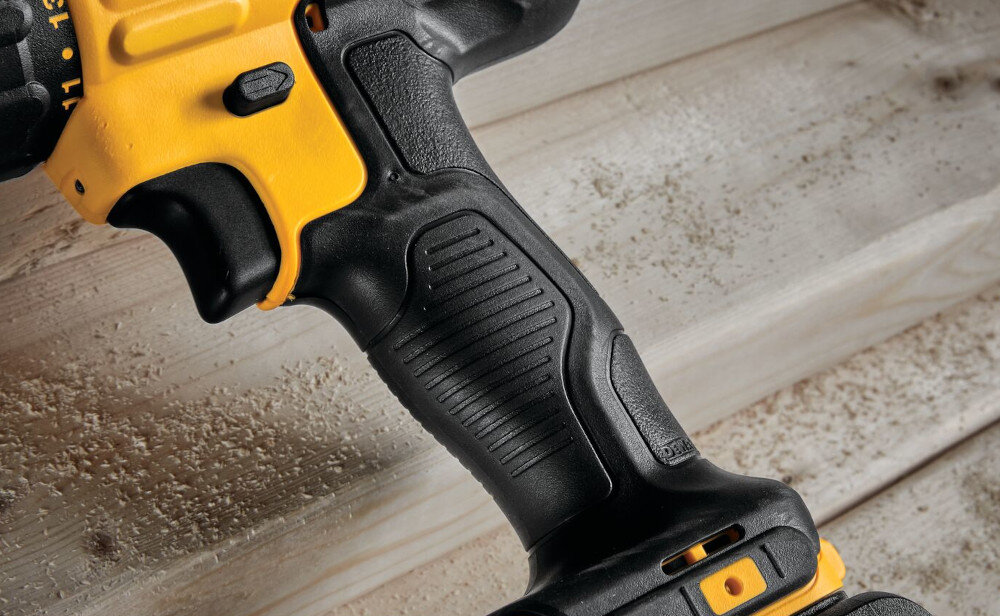 Wiertarko-wkrętarka DEWALT DCD790M2 solidny uchwyt kompaktowa konstrukcja do użytku w profesjonalnych warsztatach w warunkach domowych ergonomiczna rękojeść antypoślizgowe tworzywo