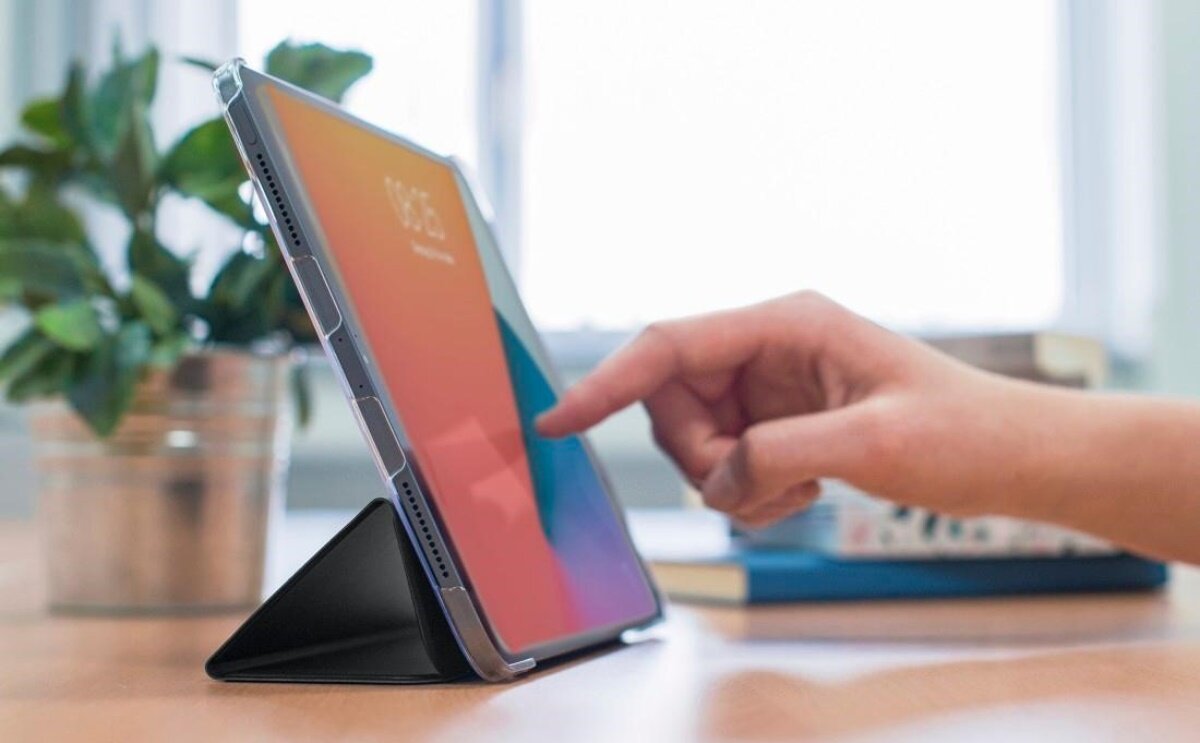 Inteligentne oszczędzanie energii, wbudowany magnes, automatyczne włączanie/wyłączanie, etui na iPad Pro 12.9 Hama Fold Clear