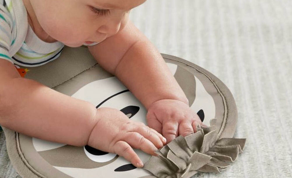FISHER-PRICE-PODUSZKA-LENIWIEC kolory kształty poduszka dziecko podnoszenie główka rączki skupienie odruchy mięśnie szyja tułowie
