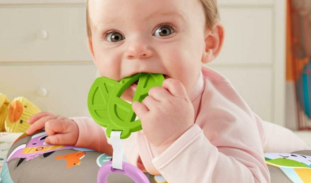 FISHER-PRICE-PODUSZKA-LENIWIEC kolorowe zabawki odczepiane klekotka gryzaczek kształty maluch zabawa gryzienie