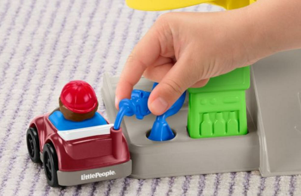 FISHER-PRICE-LITTLE-PEOPLE autko zbiornik paliwo stacja podróż przygody pojazdy histryjki zręcznosć ćwiczenie chwytanie koordynacja ręka oko