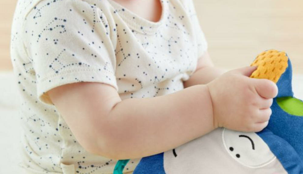 FISHER-PRICE-MALPKA-GRR32 małe rączki zabawka trzymanie miły pluszowy materiał przytulanie