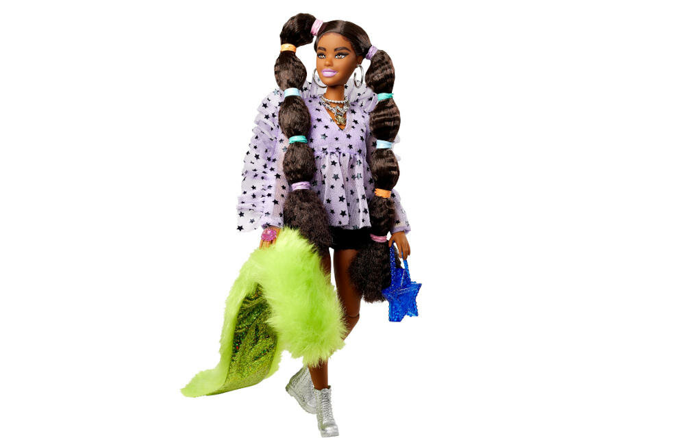 MATTEL-BARBIE-EXTRA-GXF10 barbie ciemnoskóra fryzura kucyki sportowe spodenki bluzka gwiazdki futerko szal srebrne buty