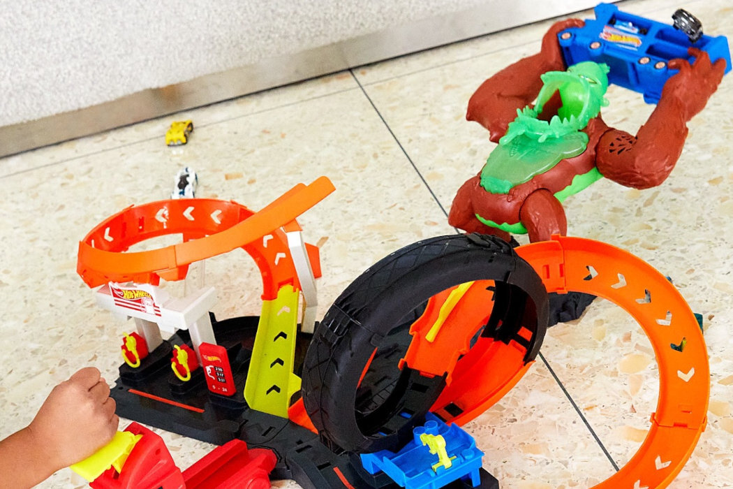 Tor Hot Wheels City Goryl Toksyczny atak GTT94 wyrzutnia regulacja akrobacje światło zielone